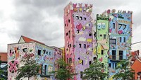 Bangunan ini dinamai Happy Rizzi House. Dinamakan demikian untuk menghormati artis James Rizzi, yang melukis rumah bergambar kartun yang tidak biasa. Istimewa/unusualplaces.org.