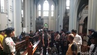 Aparat kepolisian memperketat pengamanan di Gereja Katedral Jakarta jelang misa Natal sore nanti (Foto: M Fida/detikcom)