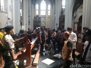 Bawa Anjing Pelacak, Polisi Sisir Seluruh Area Gereja Katedral