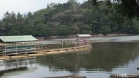Kalau yang ini Situ Cangkuang di Leles, Garut. Traveler bisa menjajal menyeberang naik rakit tradisional (Hakim Ghani/detikTravel)