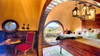 Interior rumah dipenuhi dengan sentuhan ala kehidupan Hobbit yeng kental dengan suasana pedesaan dan tradisional. Istimewa/Inhabitat.