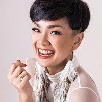 Nirina adalah salah satu artis yang jarang terlihat berambut panjang. Selain hampir selalu berambut pendek bahkan cepak, presenter sekaligus pemain film ini juga suka bereksperimen dengan warna rambut.  Foto: Instagram
