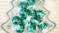 Tidak punya banyak waktu untuk membuat kreasi cokelat? Cukup buat cokelat praline lalu bungkus menggunakan kertas warna-warni. Sajikan di ruang tamu.  Foto: Instagram