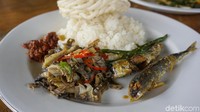 Sedang lapar? Langsung pilih nasi putih, tumis jantung pisang dan gereh lombok ijo. Sedap dan mantap. Foto: Lusiana Mustinda/dok. detikFood