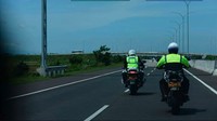 Musim liburan Natal dan Tahun Baru kali ini dimanfaatkan oleh Kepala Korps Lalu Lintas Polri Royke Lumowa untuk memantau kondisi mudik di beberapa ruas tol jalanan Indonesia. Foto: Screenshot Instagram ntmc_polri