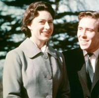 Masuk ke tahun 1960-an, khususnya saat adik Ratu Elizabeth II Putri Margaret bertunangan, protokol sudah tak sekaku dulu. Sejoli ini tak segan untuk memberikan senyuman terbaiknya. Foto: Youtube