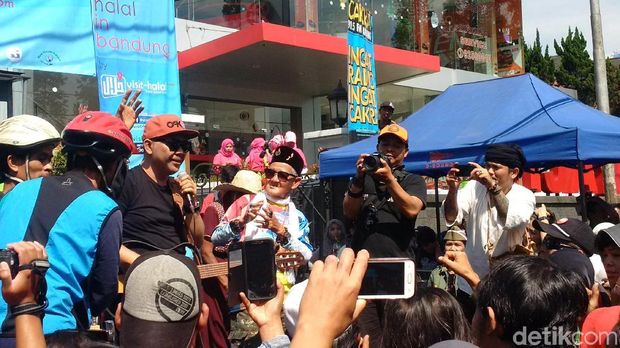 Seniman di CFD Dago dapat Penghargaan dari Disbudpar Kota Bandung