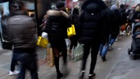 Setiap hari Oxford Street memang selalu ramai, namun menjelang natal keramaiannya meningkat (Foto: Dok. REUTERS/Mary Turner)