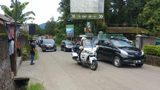 Rombongan mobil Jokowi menuju Taman Safari