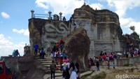 Begini penampakan ramainya Tebing Breksi di Sleman, Yogyakarta. Situasi Tebing Breksi terpantau ramai pada hari Senin (25/12/2017) ini. (Ristu Hanafi/detikTravel)