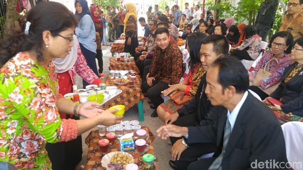 Suasana kesibukan Natal di Kelurahan Bangetayu Wetan, Kota Semarang.