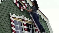 Seperti yang dilakukan oleh Chistine McConnell, seniman brilian ini berhasil mengubah rumah orang tuanya di Highland, California menjadi rumah kue jahe. Inhabitat/Istimewa.