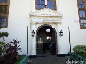 Merawat Gereja Tertua Indonesia di Jakarta