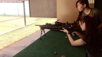 Nah, ada yang tertarik ikut latihan menembak bareng Baby? Foto: Instagram @babymargaretha1