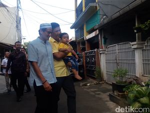 Pakai Baju Koko, Sandi ke Rumah Pengawalnya yang Rayakan Natal