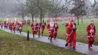 Ada 2 jarak lari yang dilombakan, 5 K dan 10 K. Rutenya melewati taman-taman London yang asri. (Jack Taylor/Getty Images)