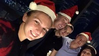 Petenis Rumania yang kini nomor satu dunia, Simona Halep, merayakan natal bersama keluarga tapi dia juga rajin berlatih saat liburan. (instagram Simona Halep)
