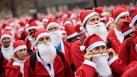 Ada 2.000 orang peserta berkostum santa yang berpartisipasi dalam lomba ini. Dandanan mereka tentu saja unik-unik (Jack Taylor/Getty Images)