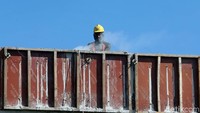 Pekerja sibuk mengecor.