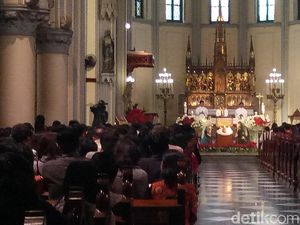 Pesan Menjaga Keharmonisan Keluarga dalam Misa Natal di Katedral