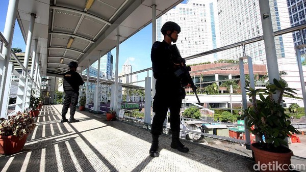 Foto: Bersenjata Laras Panjang, Brimob Jaga JPO Bundaran HI