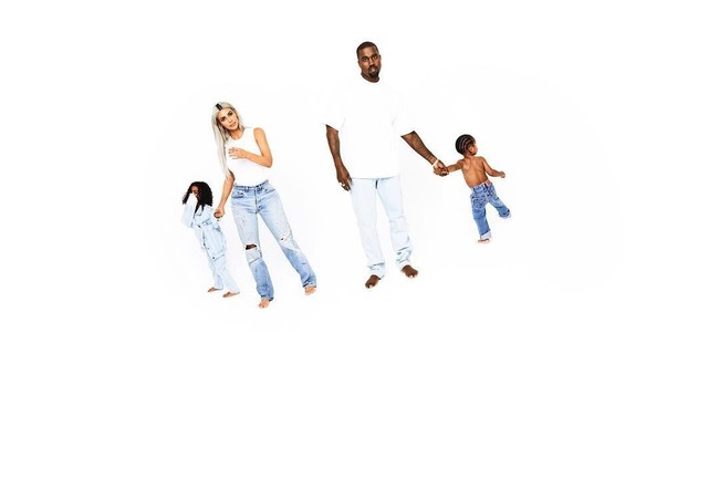 Akankah foto Kylie Jenner muncul di hari ke-25? Netizen masih bertanya-tanya. Foto: Instagram/kimkardashian