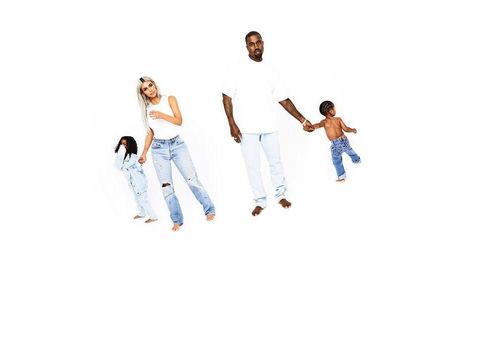 Kim Kardashian dan Kanye West beserta buah hati mereka, North dan Saint. 