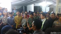 Mendagri Tjahjo Kumolo, Panglima TNI Marsekal Hadi Tjahjanto, Kapolri Jenderal Tito Karnavian, Wakapolri Komjen Syafruddin, dan Wakil Gubernur DKI Jakarta Sandiaga Uno bertemu di Gereja Immanuel. (Foto: Mochammad Zhacky/detikcom)