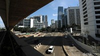 Kendaraan melintas di jalan MH Thamrin, Jakarta Pusat Senin (25/12/2017), yang tampak lengang.