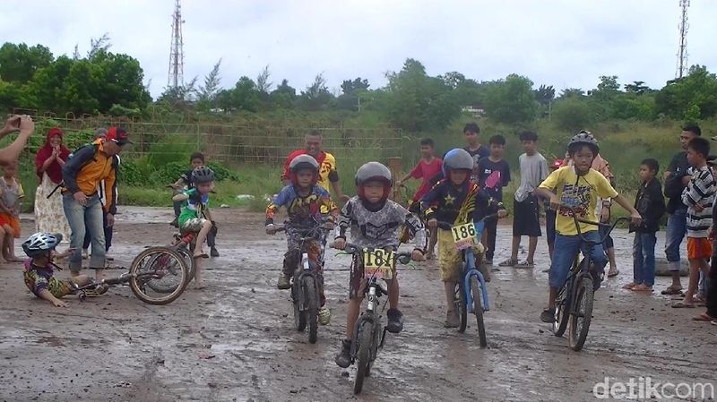  Foto  Seru Balap  Sepeda  Menerjang Lumpur di Pangkalpinang