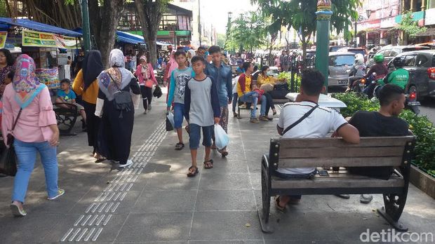 Pedestrian di Jalan Malioboro dipadati wisatawan.