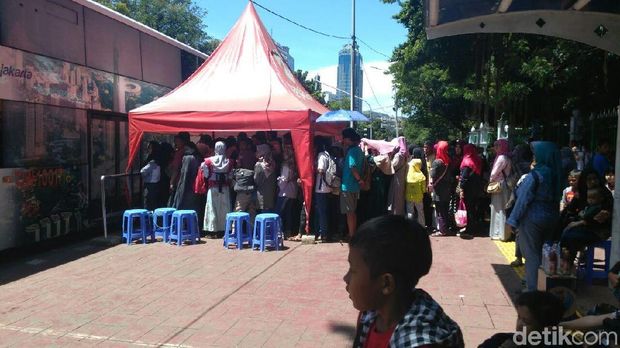 Antrean penumpang yang menuju Kota.