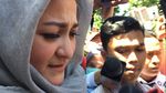 Foto: Istri Novanto Tinggalkan KPK Usai Beri Bihun Bebek ke Suami