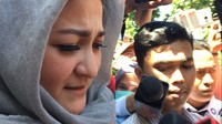 Deisti keluar dari pintu Rutan KPK, Jalan Kuningan Persada, Jakarta Selatan, Senin (25/12/2017) pukul 13.08 WIB.   (Foto: Nur Indah Fatmawati/detikcom)