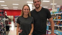 Petenis Denmark, Carolina Woznoacki, berlibur di Pulau Caymann dan tetap berlatih keras. Dia juga menyiapkan bingkisan untuk anak jalanan di Miami. (Instagram Carolie Wozniacki)