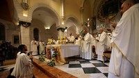 Salah satu prosesi di pelaksanaan misa tengah malam di gereja di Tepi Barat, Bethlehem (Foto: Dok. REUTERS/Mussa Qawasma)