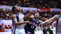 Pemain Pelita Jaya, Ponsianus Nyoman Indrawan (kiri) berebut bola dengan pemain Satria Muda. (dok. IBL)