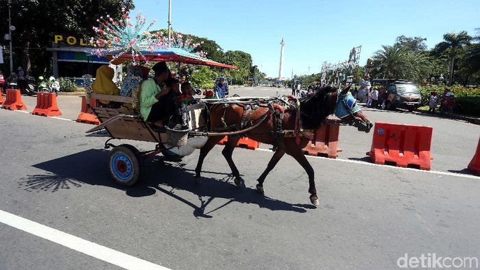 Warga mengisi libur Natal ini dengan mengunjungi Monas. Sebagiannya mereka naik delman untuk meningkmati suasan Monas.