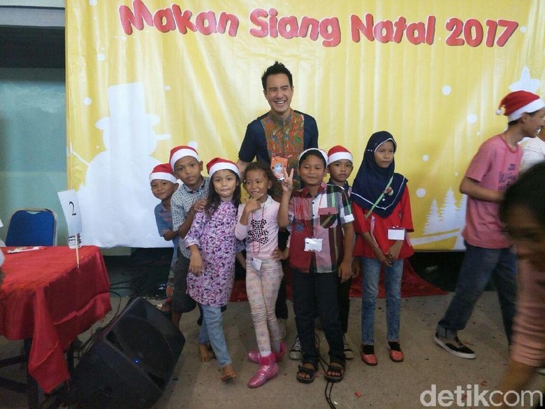 Daniel Mananta Rayakan Hari Natal Bareng Ratusan Anak 