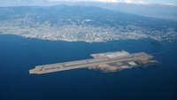 Pembangunan Bandara Internasional Nagasaki ini dilakukan dengan meratakan bukit-bukit di pulau Nagasaki. Terminal bandara dan landasan pacunya berada di pula dan landasan pacu yang lebih rendah berada di daratan. myscienceacademy.org/Istimewa.