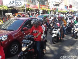 Malioboro Ramai, Polisi Imbau Mobil Tak Berhenti di Sepanjang Jalan