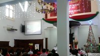 Prosesi ibadah Natal di gereja yang dibangun pada 1913-1915 ini terpantau aman dan lancar. (Foto: Muhammad Taufiqurrahman/detikcom)