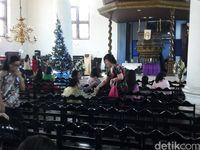 Jemaat mulai datangi Gereja Sion.