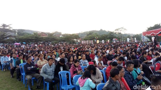 Alun-alun Bung Karno mulai didatangi umat pada pukul 04.00 WIB.