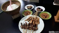 Bagi pecinta sate kambing, harus nih coba sate Hadori ini. Warung sate Hadori berada di belakang stasiun Bandung pintu Selatan ini menyajikan sate kambing, ayam hingga sapi. Yuk, mampir! Foto: Detikfood