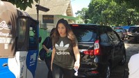 Dia turun dari mobil Toyota Vellfire B-2399-SKK (Foto: Nur Indah Fatmawati/detikcom)