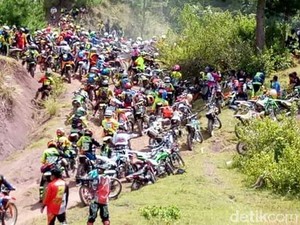 Pengguna Motor Trail Uji Nyali di Toraja