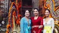 Tara Basro terlihat ayu mengenakan kebaya khas Bali bersama dua rekannya, Nia Dinata dan Happy Salma. Foto: Instagram Tara Basro