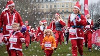 Lomba lari tahunan ini disebut sebagai London Santa Dash. Tahun 2017 ini, perlombaan digelar pekan lalu. Ribuan orang berkostum Sinterklas turut serta dalam acara ini. (Jack Taylor/Getty Images)
