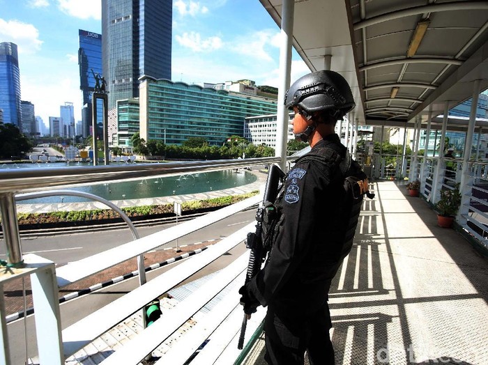 Satuan Brimob dari Polda Metro Jaya dikerahkan untuk mengantisipasi kriminalitas saat perayaan Natal 2017 dan Tahun Baru 2018. Mereka membawa senjata laras panjang.